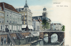 1261 Gezicht op de Oudegracht Weerdzijde te Utrecht met op de voorgrond de Viebrug en op achtergrond de ...